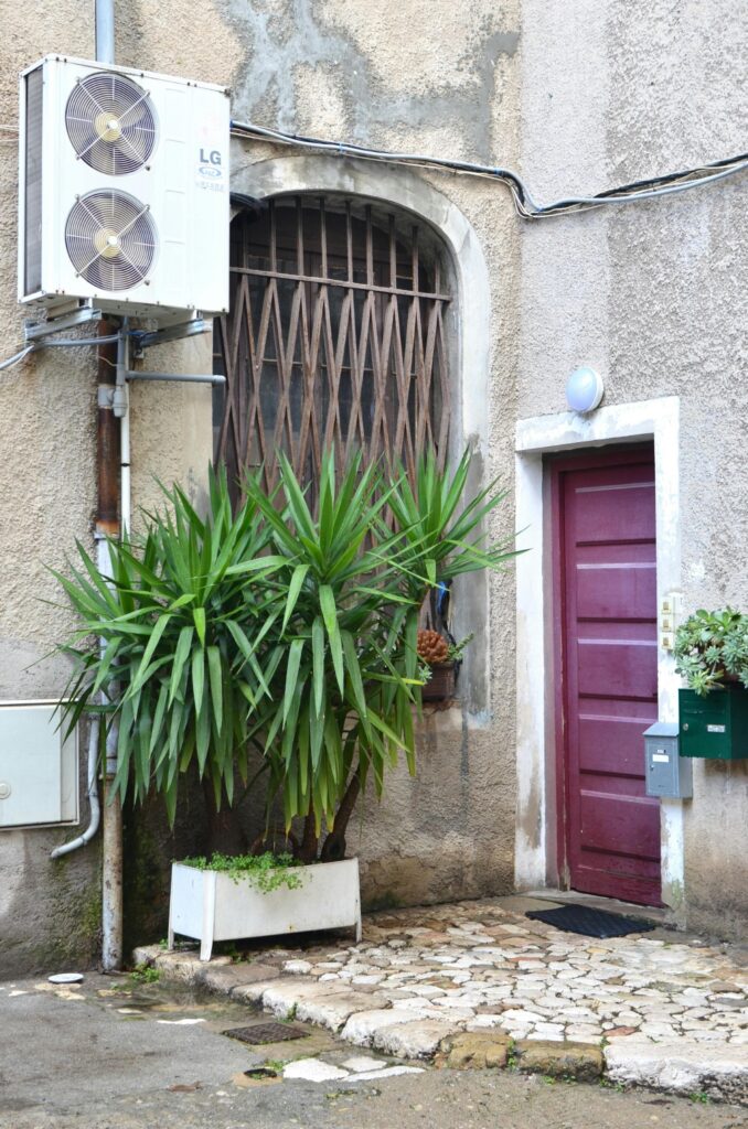 A picture of an air conditioner unit outside of a home